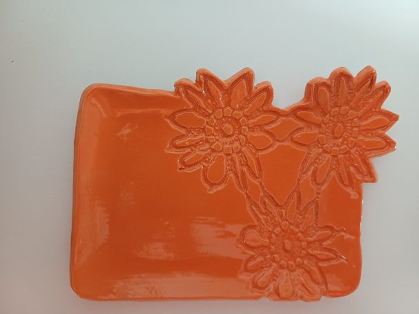 Oranje keramisch schaaltje met een motief van 3 zonnebloemen 