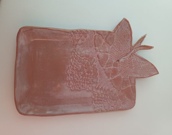 roze keramisch schaaltje met uitgesneden vlindermotief