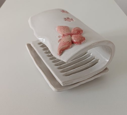 Wit zeepbakje met afdak waar motief op zit. Speciaal voor natuurzeep in de douche