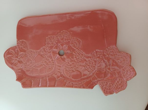 Roze zeepschaaltje met gaatjes en motiefje