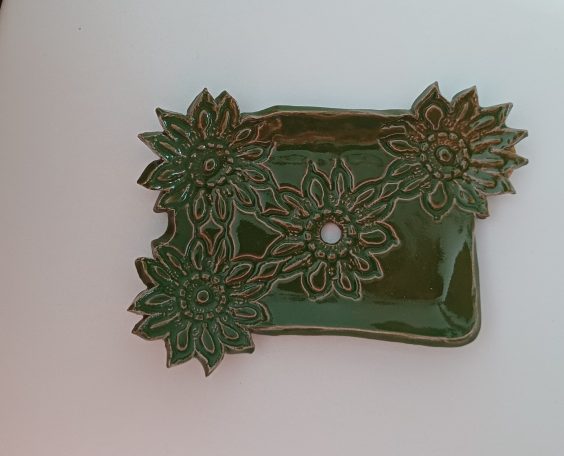 Groen keramisch zeepschaaltje met gaatjes en bloemmotief 