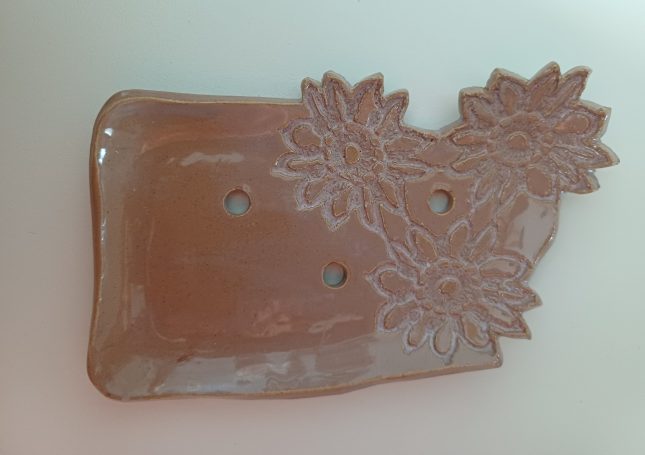 Roze zeepschaaltje met gaatjes en bloemmotief 