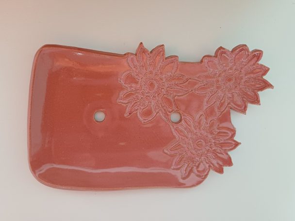 Roze keramisch zeepschaaltje met gaatjes en zonnebloemenmotief 