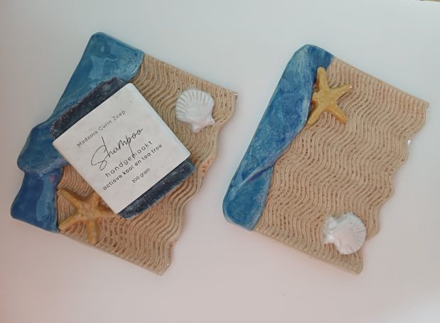 2 decoratieve zeepschaaltjes met strand, zee, schelp en zeester, met daarbij een natuurzeepje