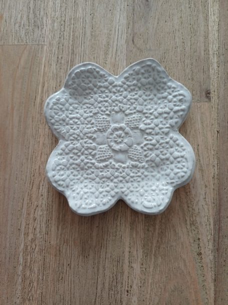  keramisch schaaltje met daarin een fijn motiefje 