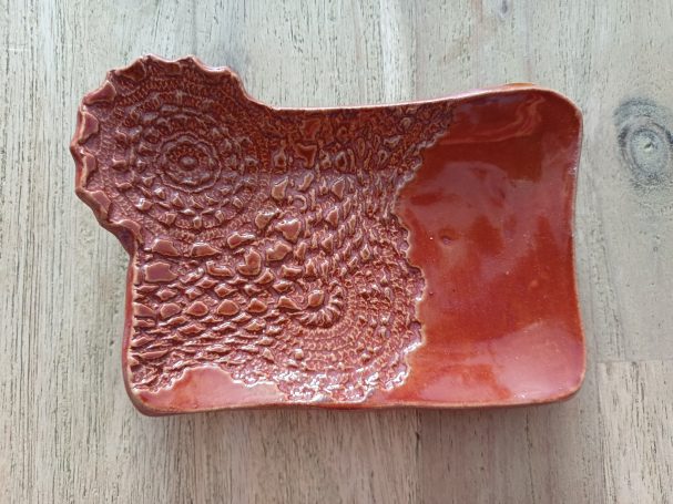 rood keramisch schaaltje met motiefje