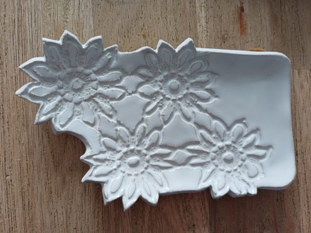 wit keramisch schaaltje met bloemmotief 